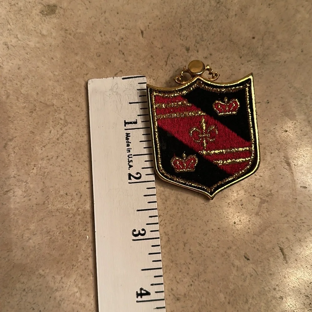 vintage KRAMER Signed   Crown Coat of Arms  Gold Brooch Jacket Pin RARE​